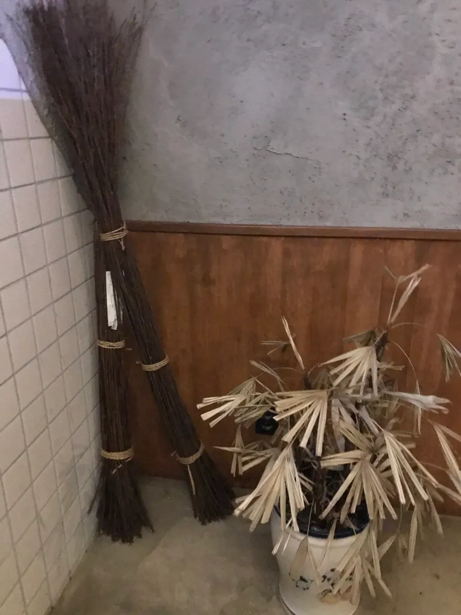 A space at Oyat-ri Seokdong Branch with decorative objects