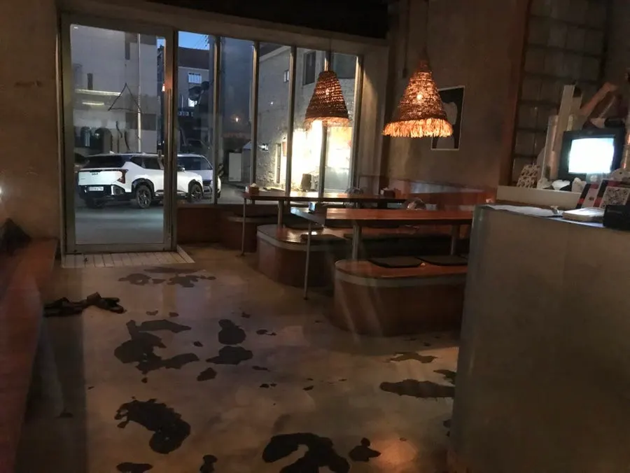 The Oyat-ri Seokdong Branch space viewed before the food arrived
