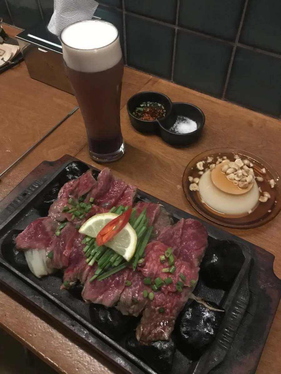 Maekbanseok plate topped with onion and salchisal beef