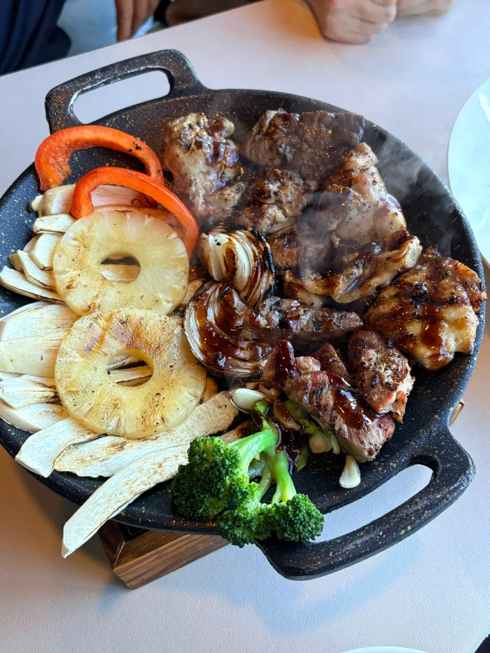주방에서 다 구워 나온 스페셜샤슬릭 한 팬