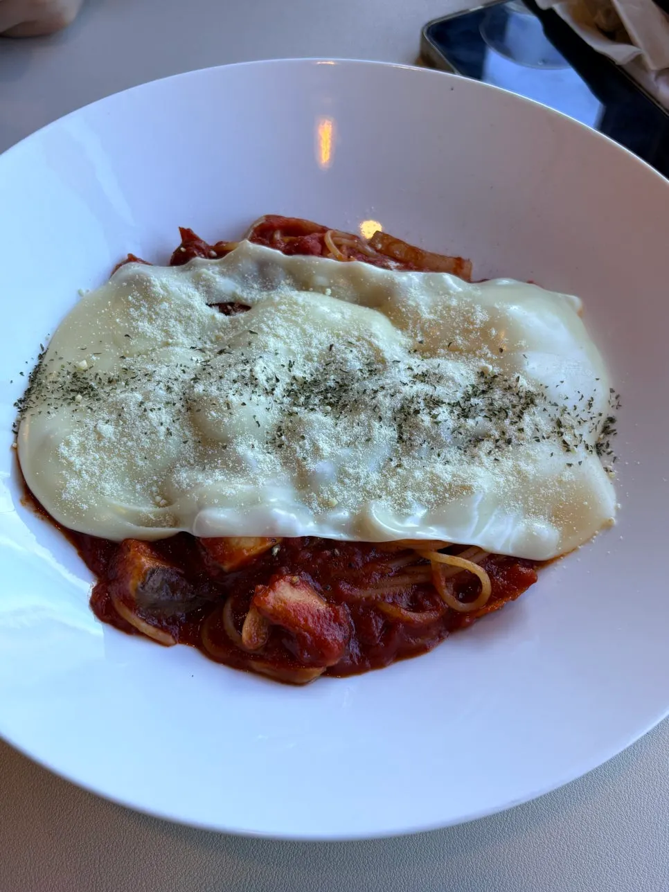 치즈가 듬뿍 올라간 토마토 치즈파스타