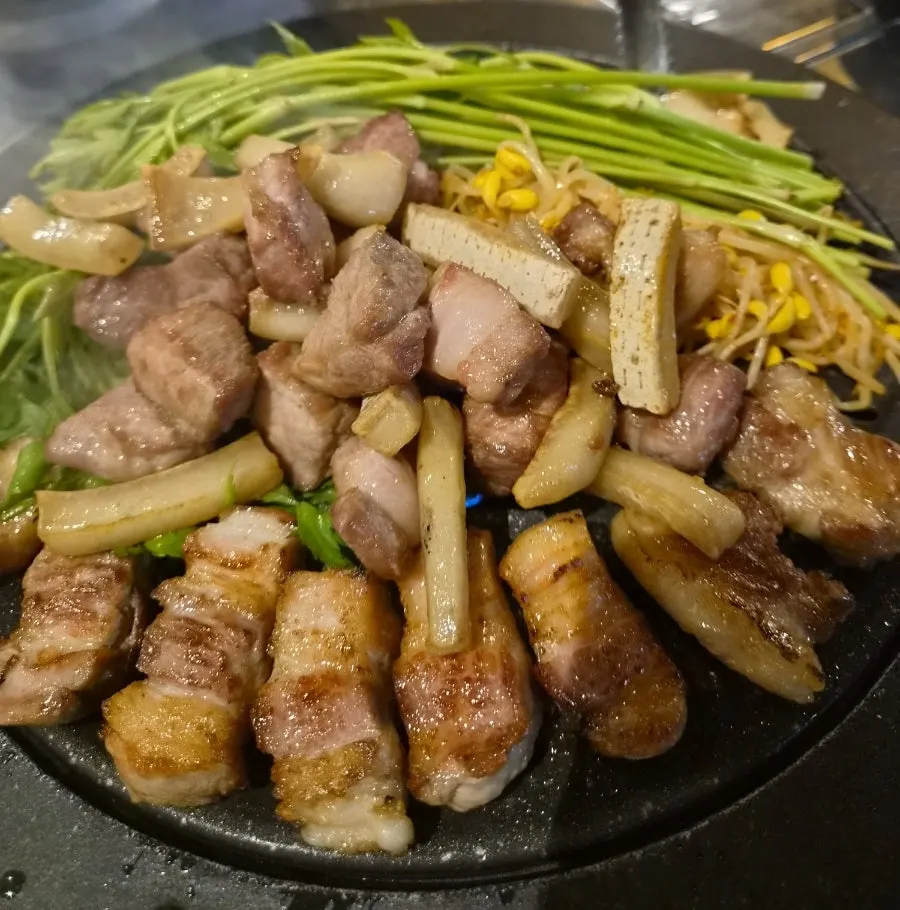 มินารีกองพูนอยู่บนเนื้อในเมนูมินารีฮันพัน