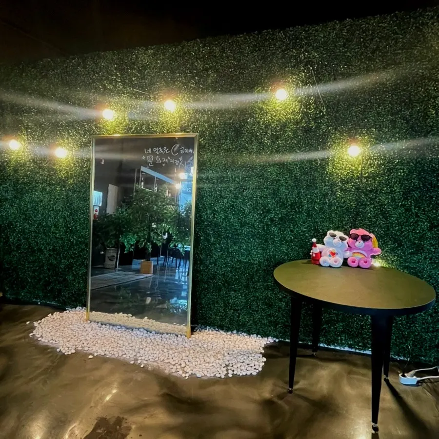 Interior of Shashlik Jinhae Branch decorated with dolls and props