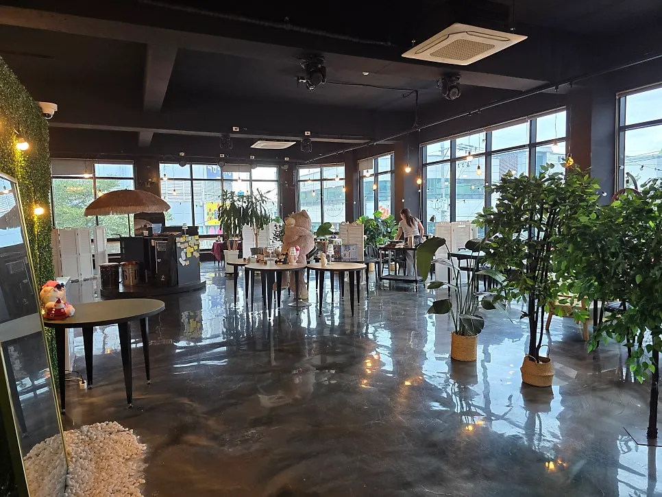 The spacious dining room of Shashlik Jinhae Branch with large windows