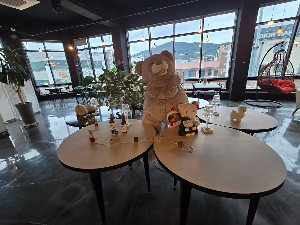 A photo-zone-like space inside Seokdong Shashlik