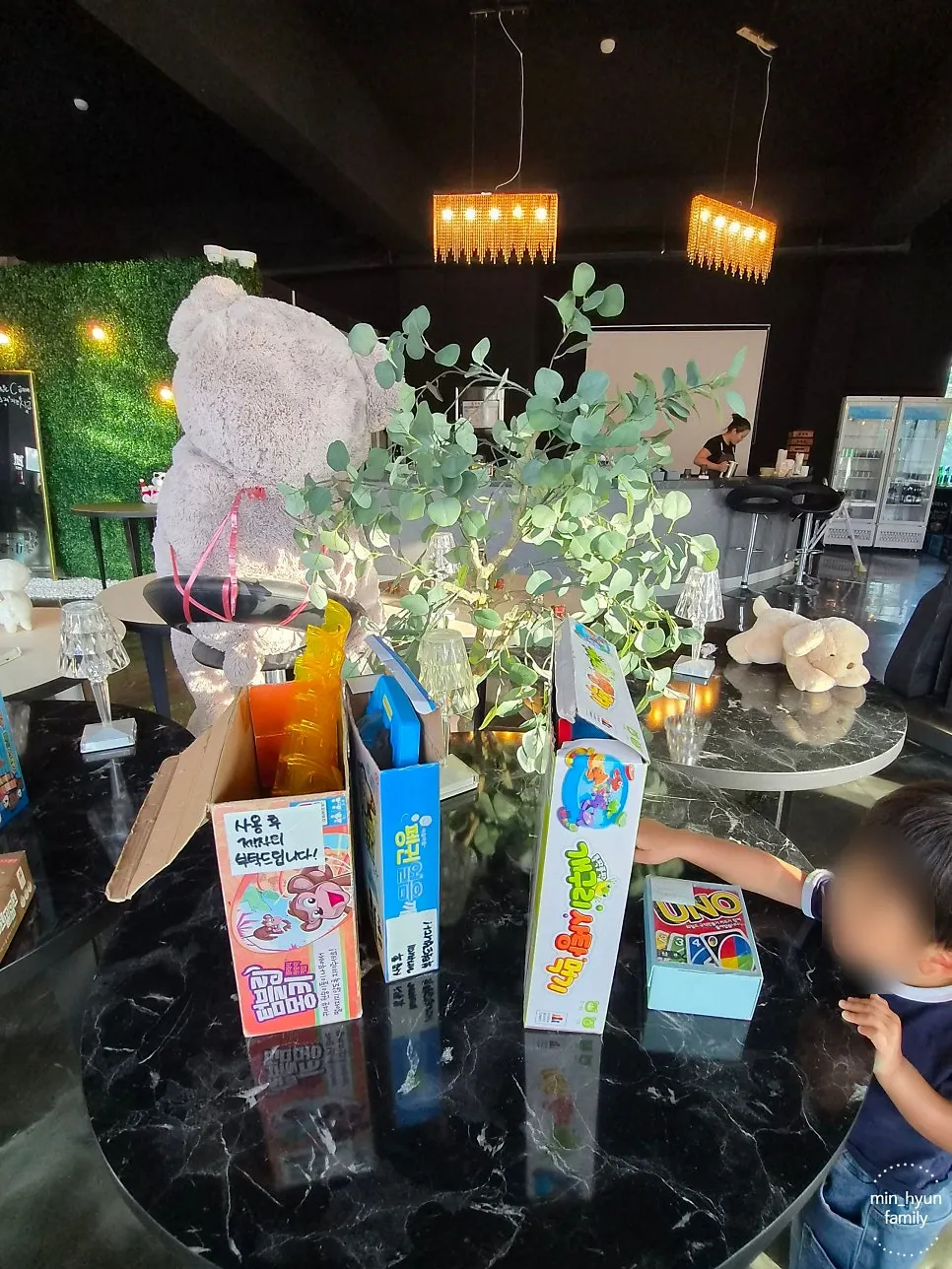 매장 내부 좌석과 창가 풍경