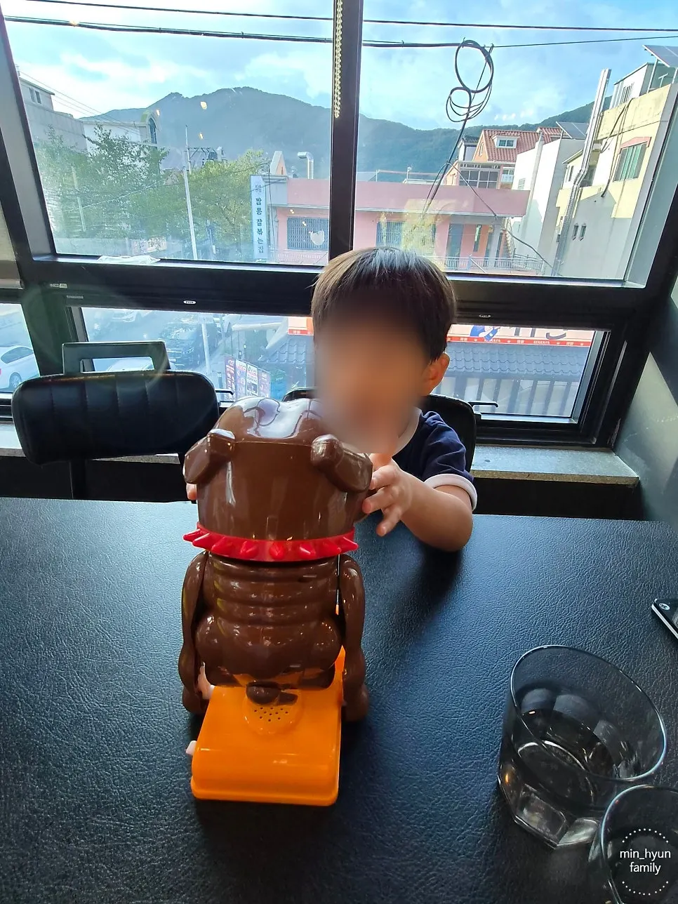 보드게임 종류가 쌓여 있는 선반