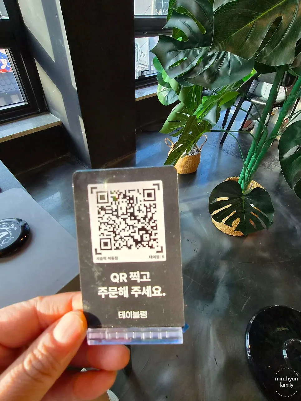 테이블에 놓인 QR 주문 안내