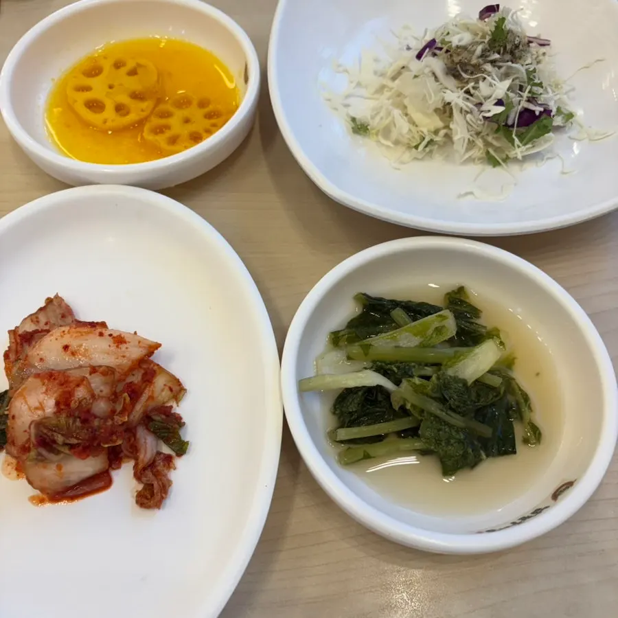 Ruang makan luas di Chuojeong Namwon Chueotang