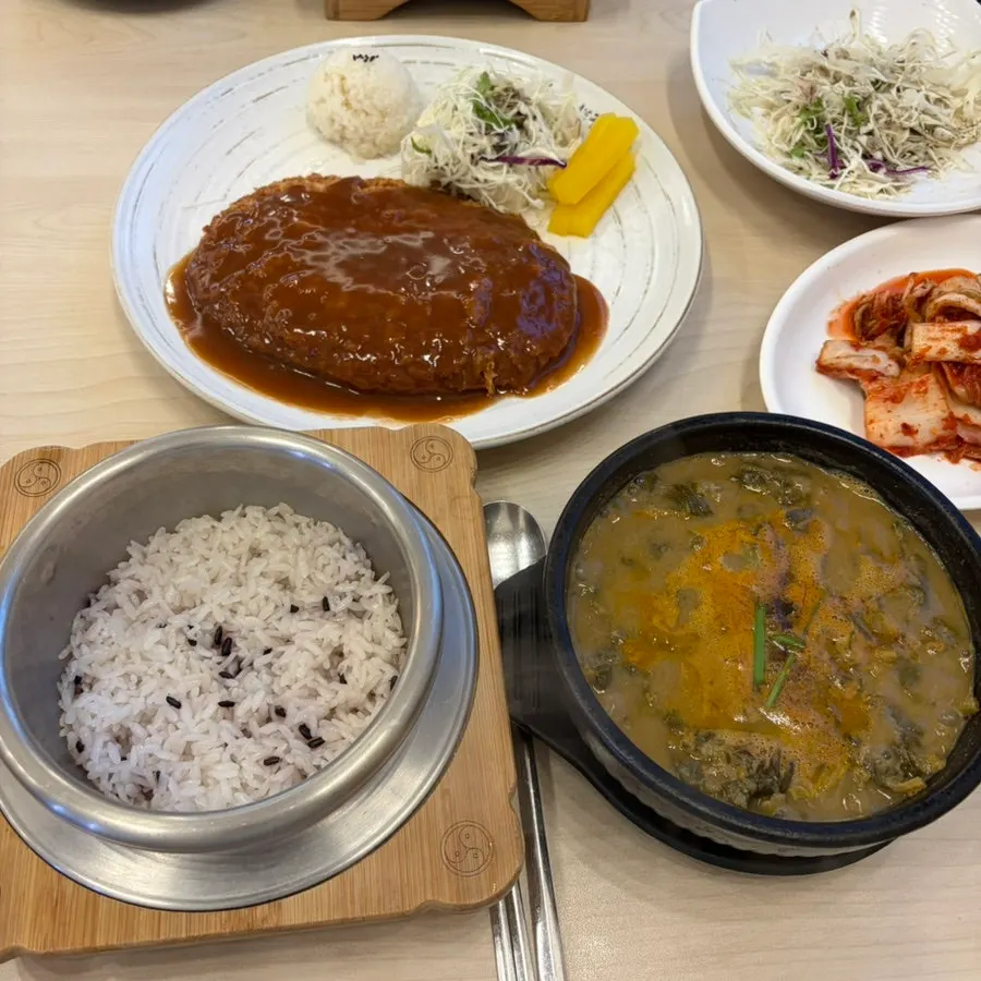 Lauk pendamping dan self bar Chuojeong Namwon Chueotang