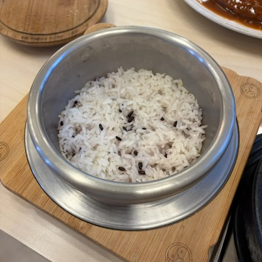 Satu set hidangan Chuojeong Namwon Chueotang