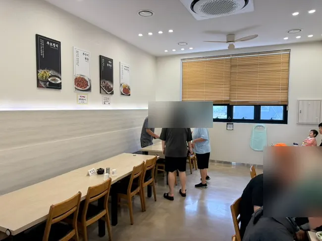 여러 명이 앉을 수 있는 단체석