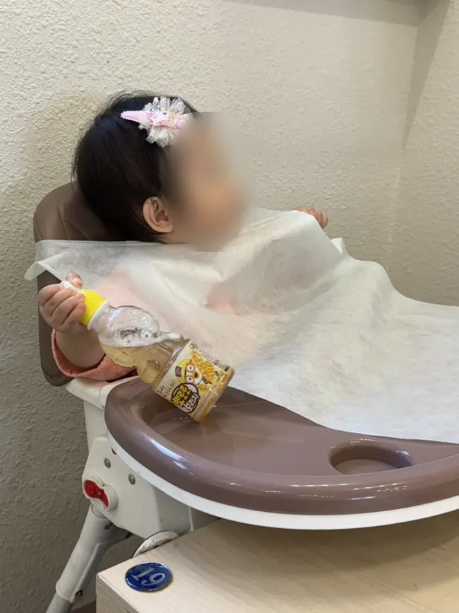 ベビーチェアに座った子どもと食事の席