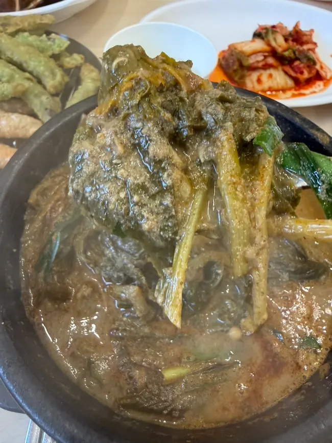 들깨가루와 부추를 추가한 추어탕