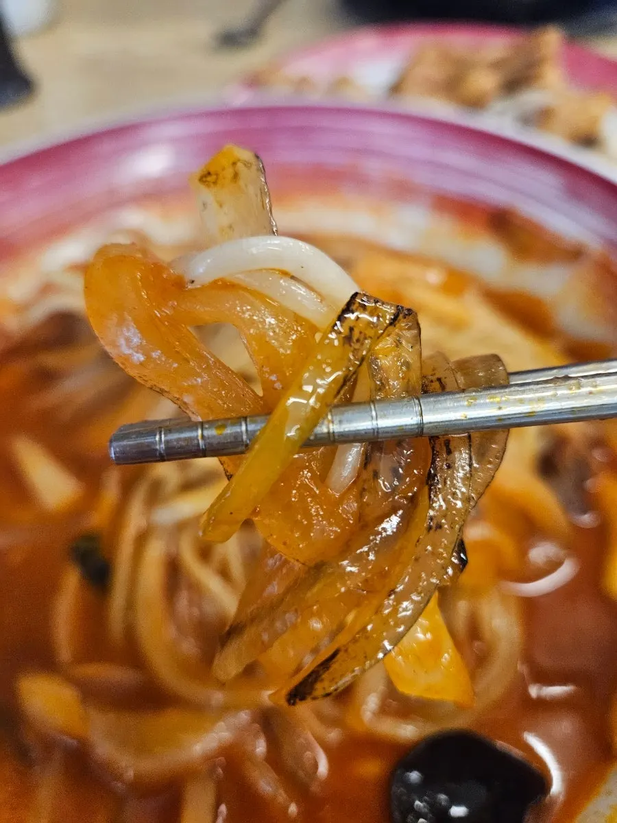Onion and wood ear mushroom in the jjamppong