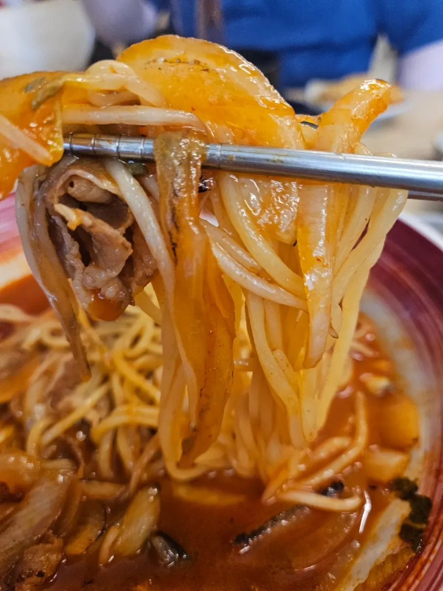 Noodles and ingredients mixed with bean sprouts