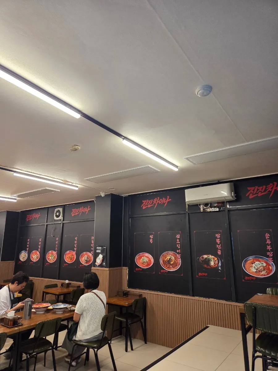 Restaurant exterior and parking at Jinjin China