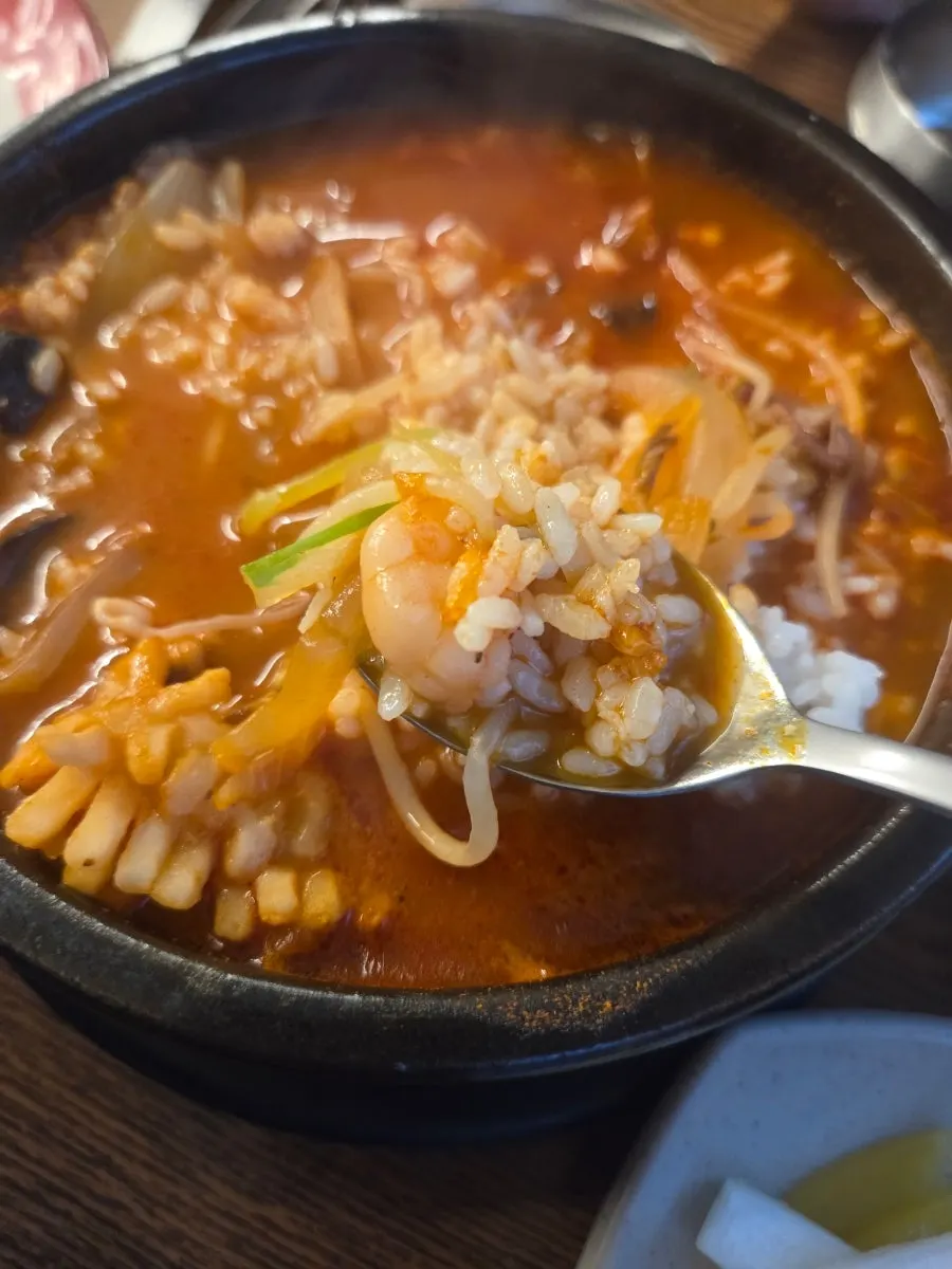 Samsun jjamppongbap, gan-jjajang, and tangsuyuk on the table