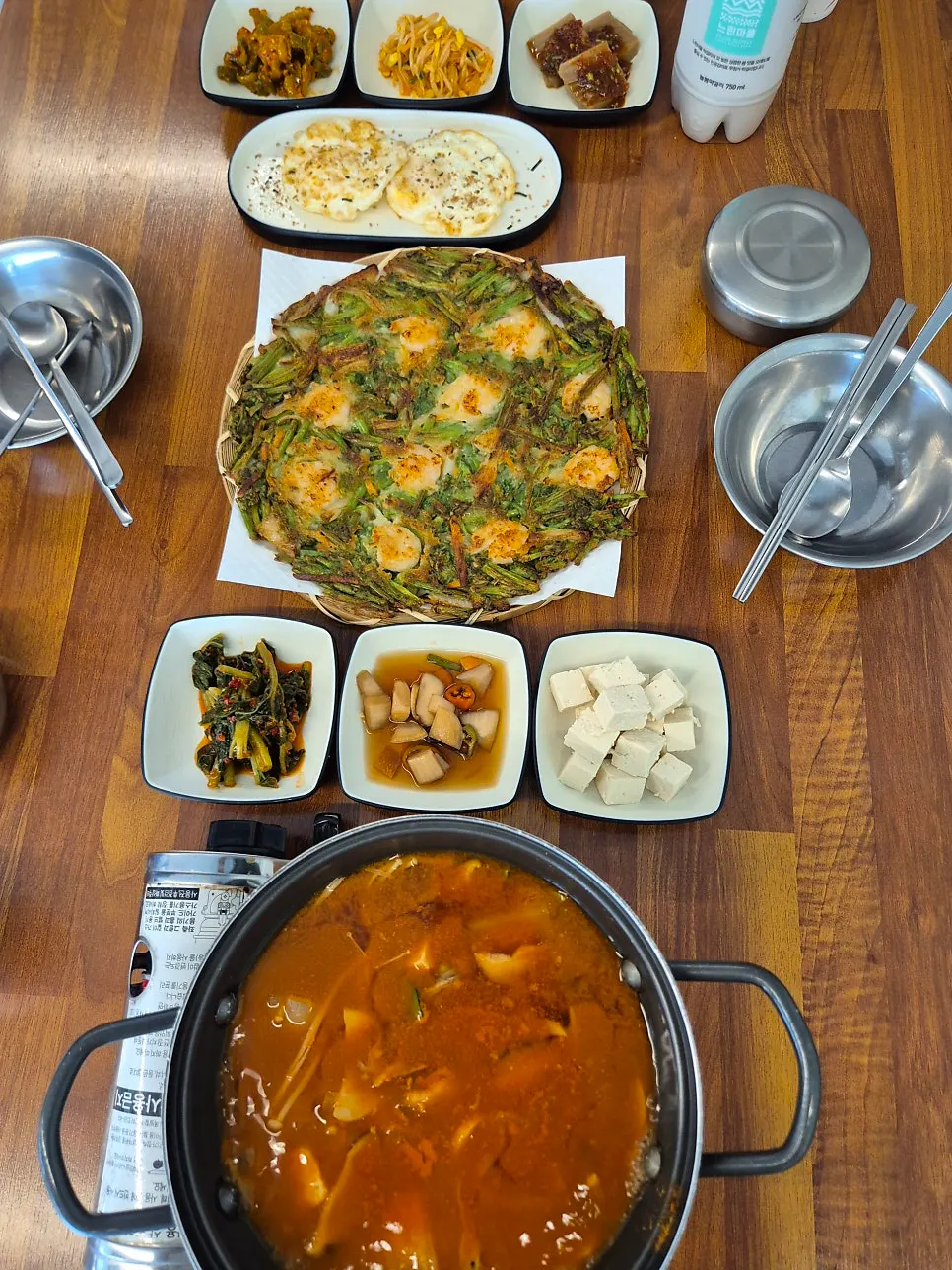 深酱盆唐正子店摆满一桌的餐点