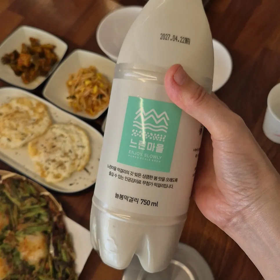 放入整虾与芹菜的整虾芹菜煎饼
