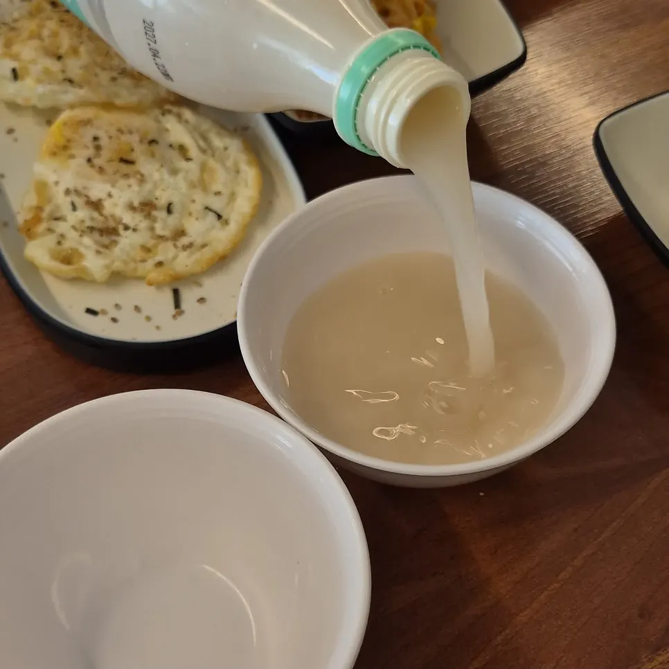 油锅煎出的整虾芹菜煎饼一盘
