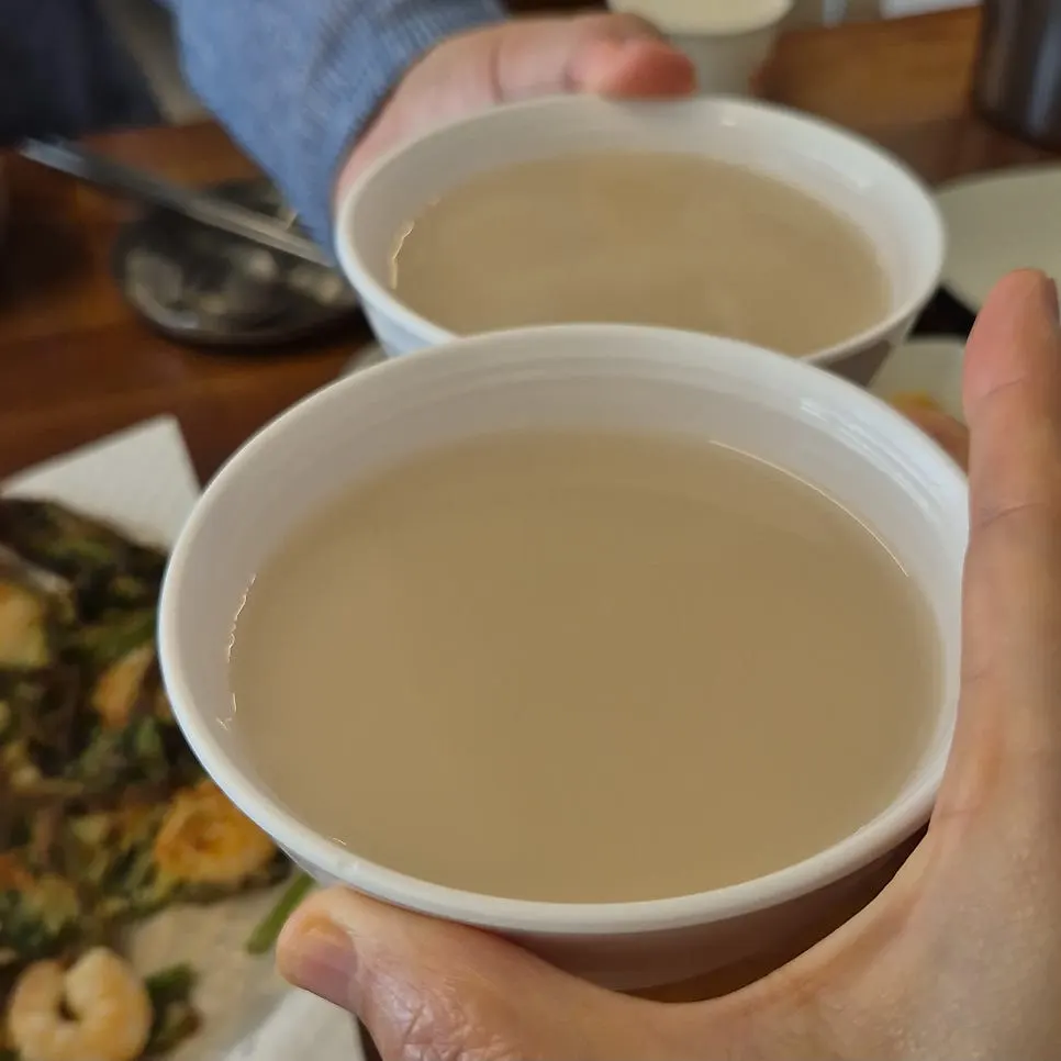 夹起一块整虾芹菜煎饼的瞬间