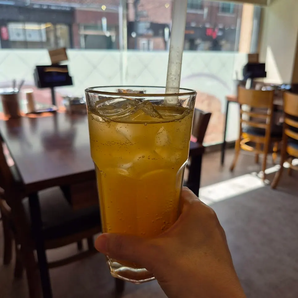 将马格利酒倒入杯中干杯的午酒餐桌
