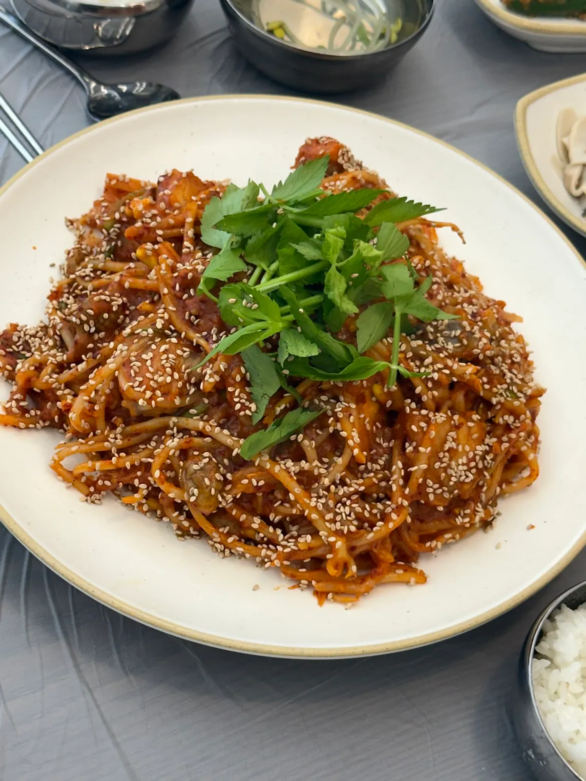 미나리와 깨를 올린 아구찜 소자