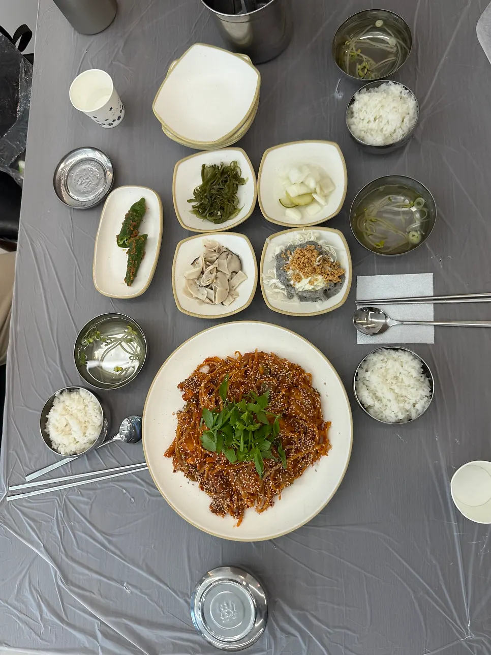 아구찜과 밑반찬이 놓인 한 상