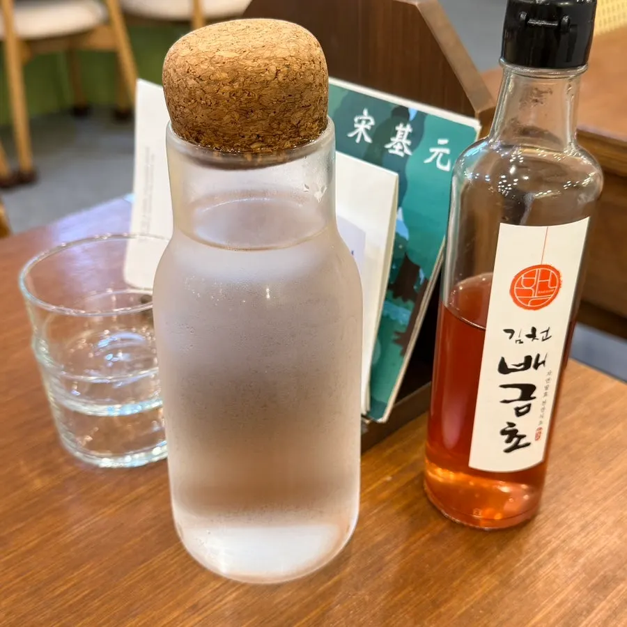 기본 찬과 육전용 간장, 따끈한 육수