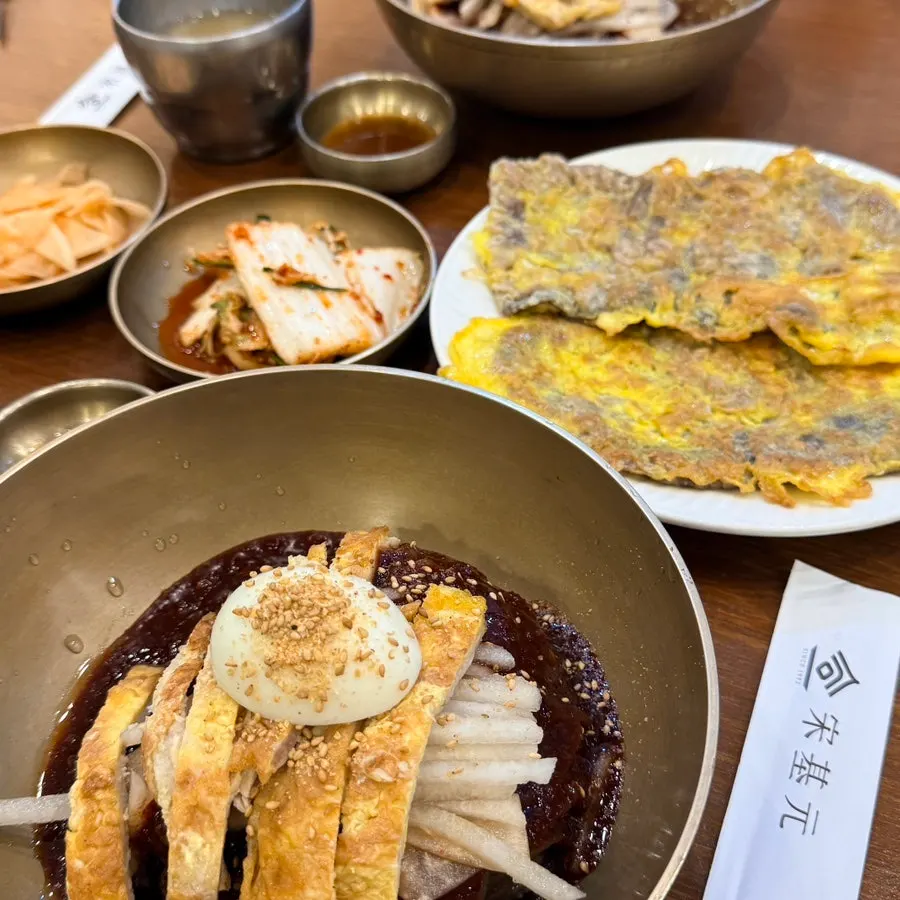 배 계란 육전 고명이 올라간 비빔냉면