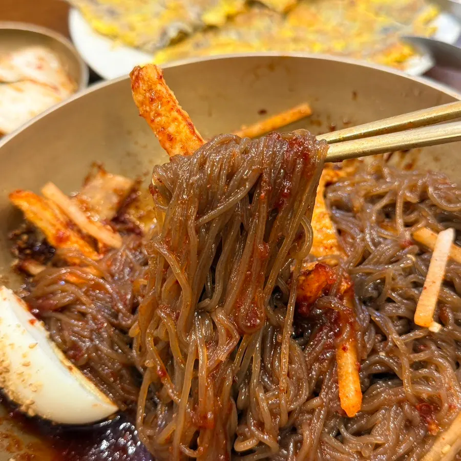 육수가 자작한 섞음냉면 한 그릇