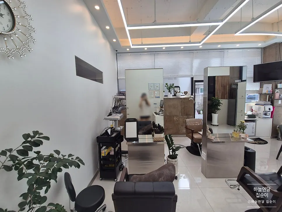 Hair salon space connected to the esthetic studio