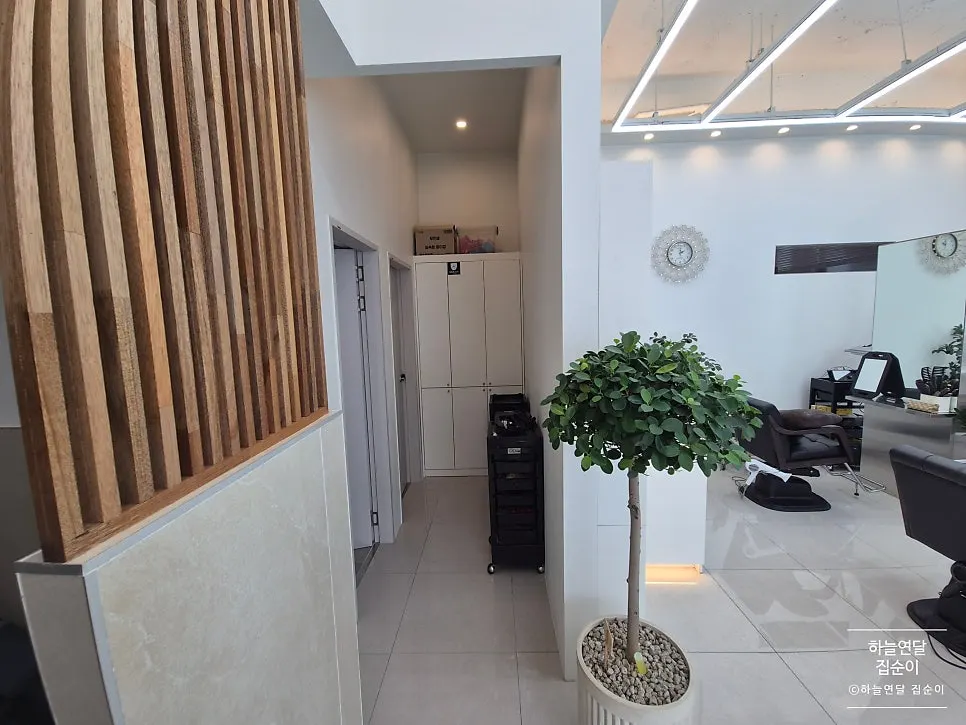 Passageway from the hair salon into the esthetic studio