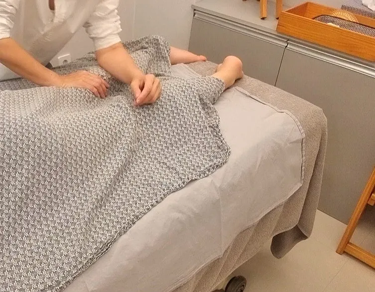 환복 후 누운 관리 침대 주변