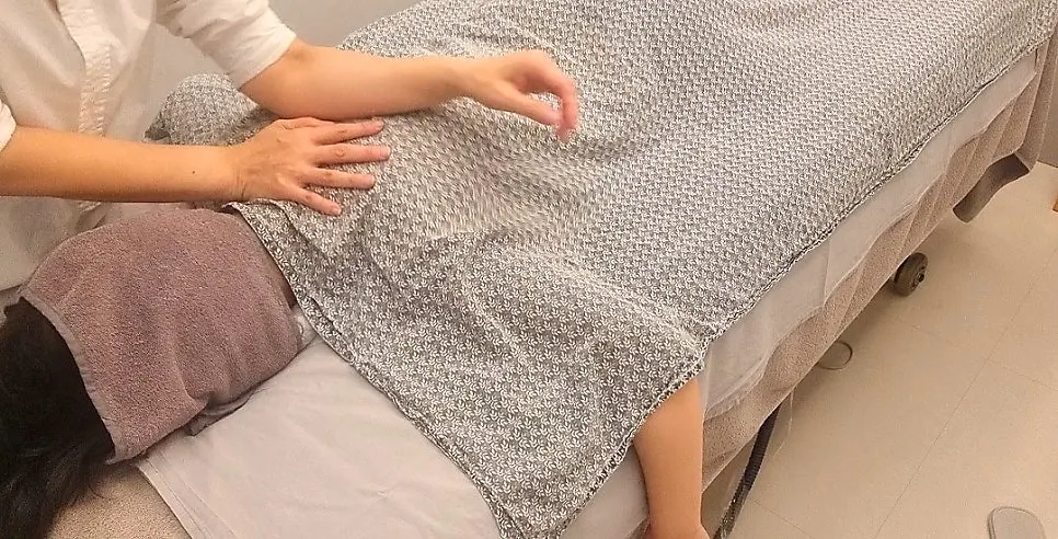 등 뒤쪽까지 집중 관리하는 마사지 장면