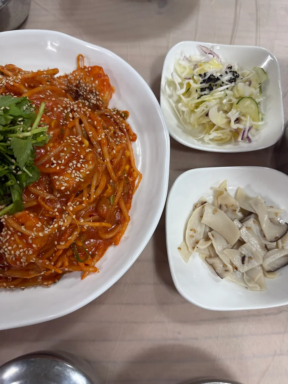 Agujjim mixed with bean sprouts