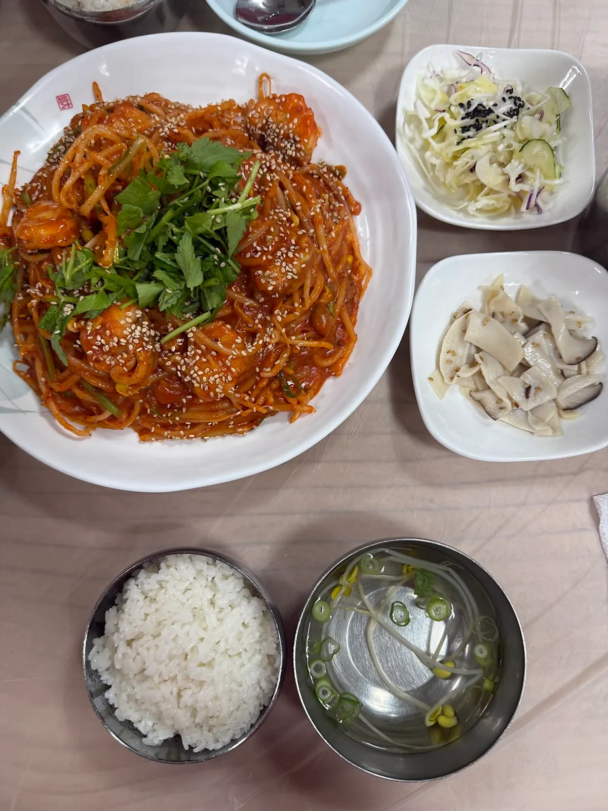 Spicy agujjim eaten together with a bowl of rice
