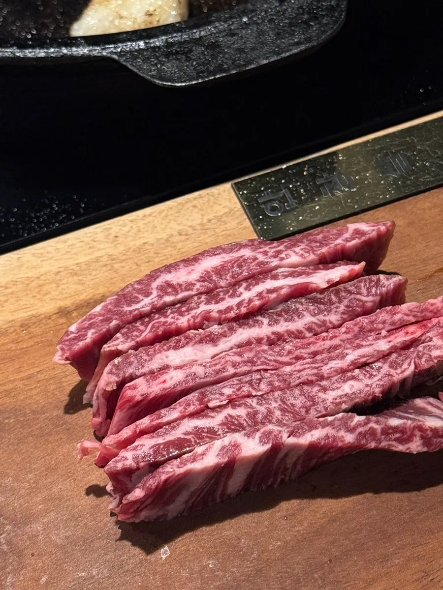 삼합으로 즐기는 프시케 소고기 한 점