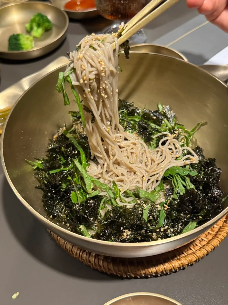 깻잎과 김가루가 올라간 들기름막국수