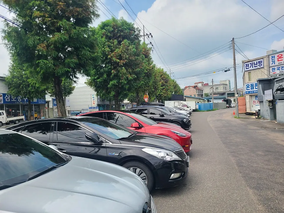 Exterior of Song Giwon Jinju Naengmyeon Main Branch and parking space out front