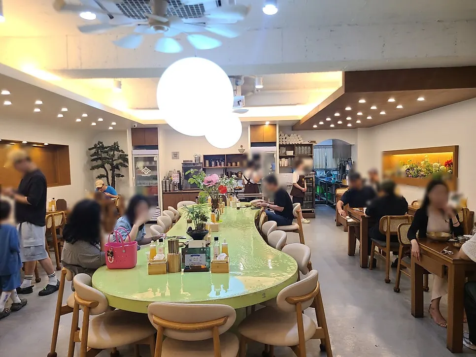 4-person tables inside Song Giwon Jinju Naengmyeon Main Branch