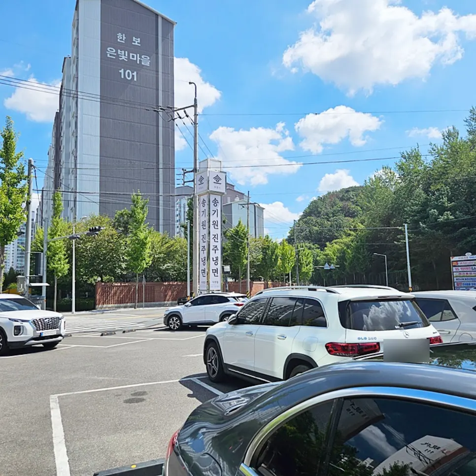 1층에 자리한 송기원진주냉면 입구와 주차 공간