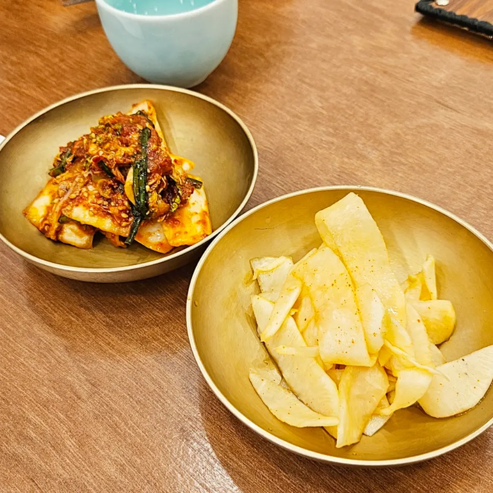 셀프 반찬 코너에서 가져온 반찬 접시