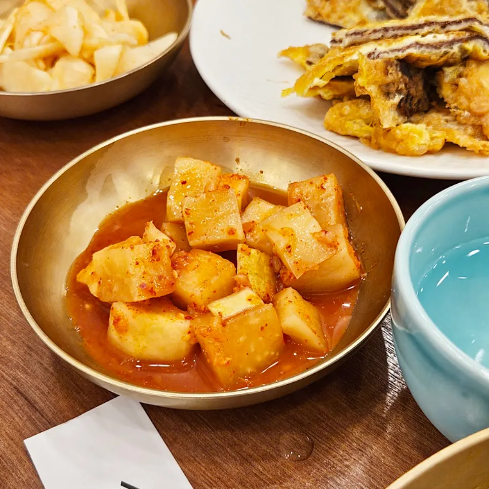 셀프바 깍두기 한 접시