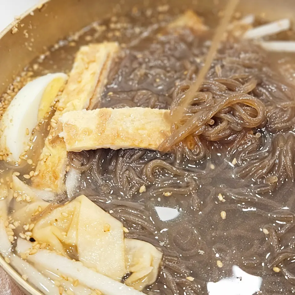 고명과 함께 건져 올린 냉면 면발