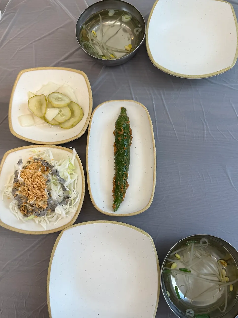 정갈하게 담긴 밑반찬 접시