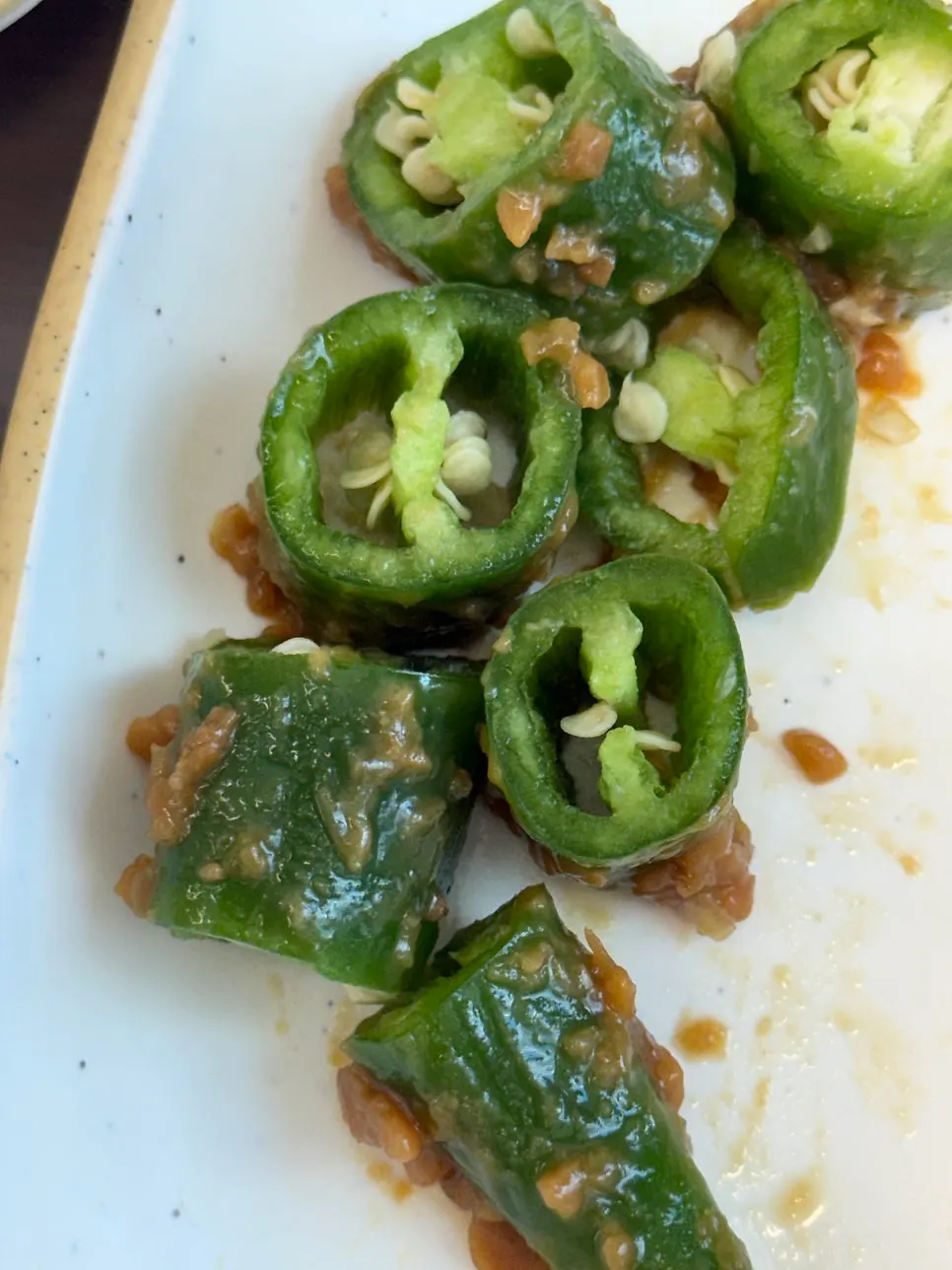 세팅된 반찬과 식사 준비 모습