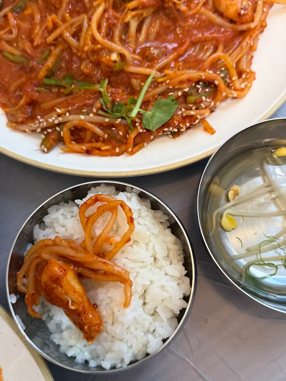 아구찜 한 점을 집어 든 모습