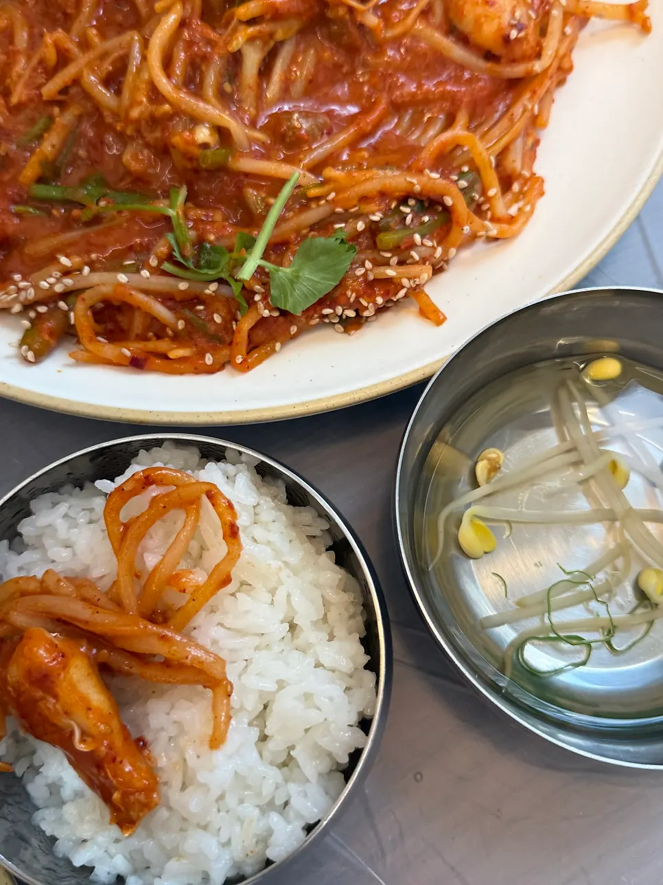 흰밥 위에 올린 아구찜